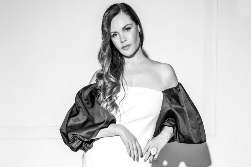 «Спорт и вода вместо колы»: Екатерина Андреева выглядит, как юная девушка — а ведь телезвезде исполнилось 62 года