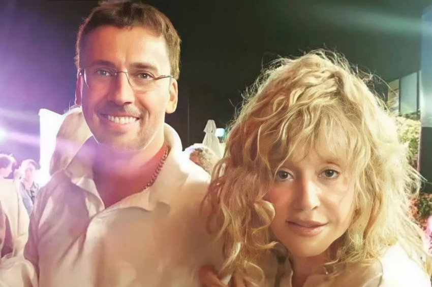 «Укороченные скинни и белые кроссовки»: Пугачева впервые после долгого перерыва появилась на сцене — певица вяло передвигала ноги