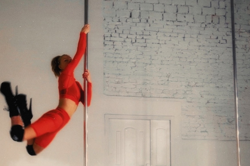 Светлана Ходченкова в соблазнительном мини-платье взбудоражила фантазию фанатов — ее «засыпали» комплиментами