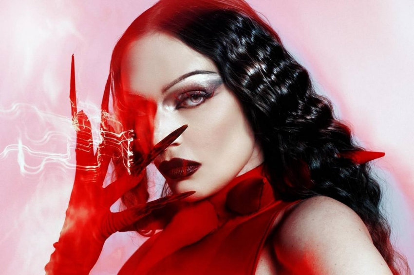 Алена Водонаева усроила фотосессию в необычном платье с шипами