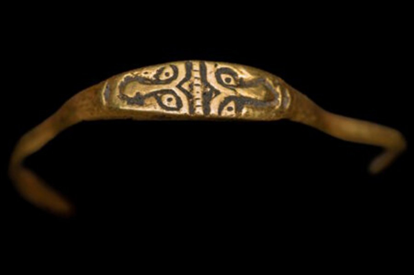 В Польше нашли уникальное двустороннее золотое кольцо