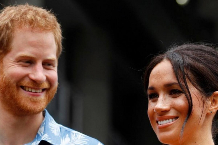 «Улыбается и пьет кофе: Меган Маркл не переживает за больного раком короля — катается на Range Rover за $100 тысяч