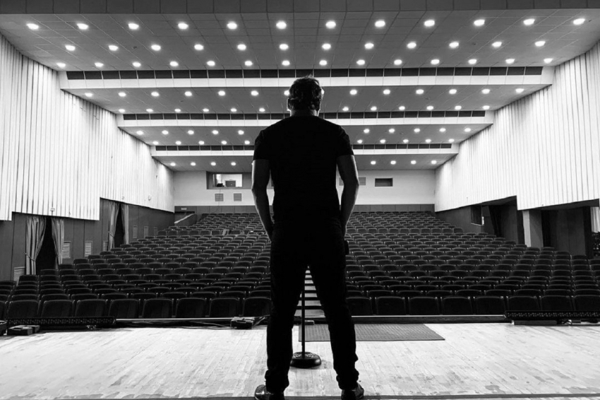 В России тур фаворита Пугачевой Михаила Бублика перенесли на полгода