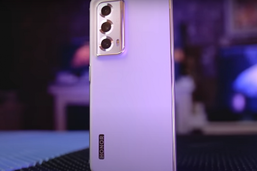 В РФ запустили продажи складного смартфона Honor Magic V2 с подарками и скидками от ритейлеров