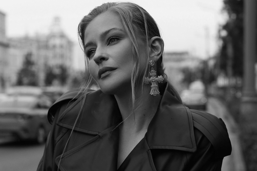 Юлия Пересильд появилась в черном комбинезоне с глубоким декольте