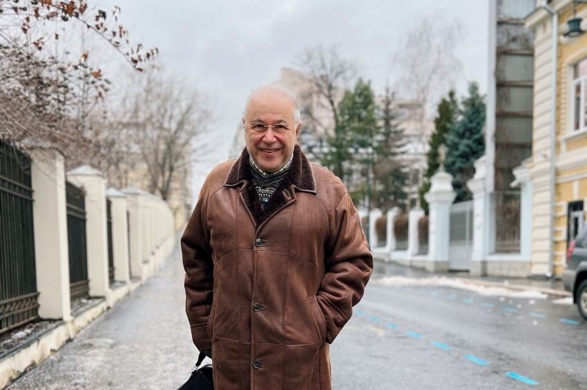 Петросян провел видеосвязь после перелома руки и запустил новый анекдот