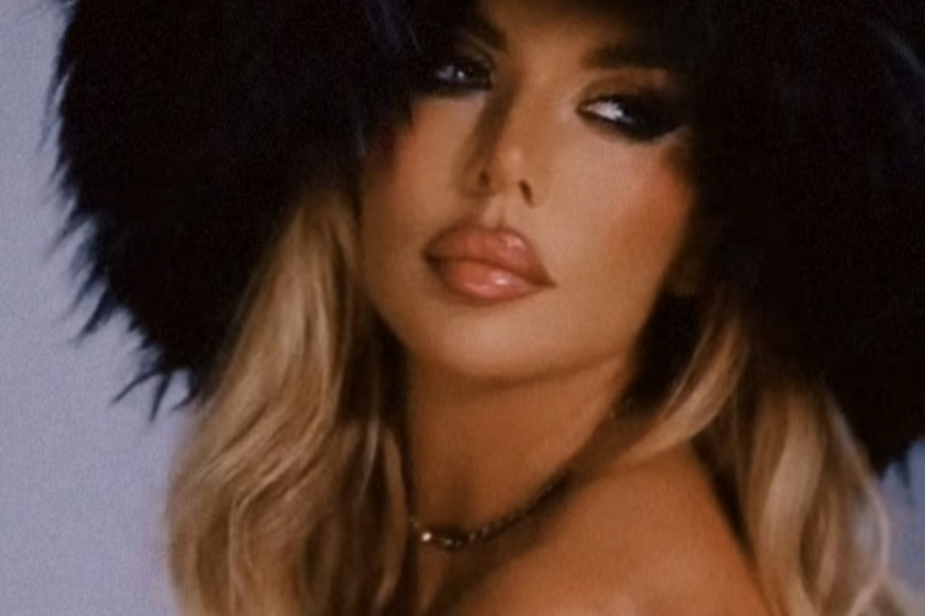 Седокова показала пышную грудь в откровенном корсете