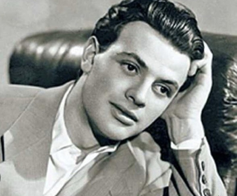 Алла Пугачева попрощалась с умершим артистом Ширвиндтом смайликами