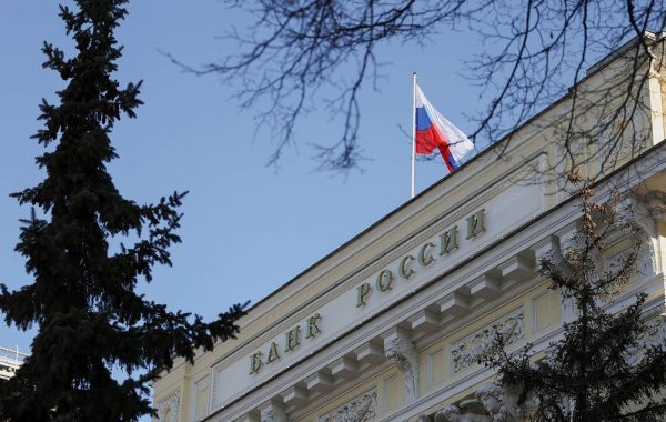 Центробанк продлил на полгода ограничения на перевод средств за границу