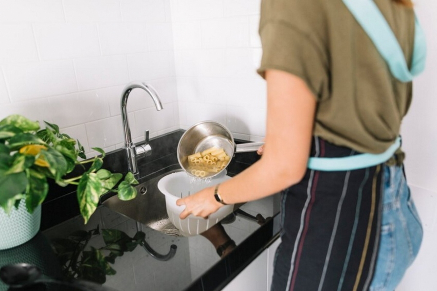Нельзя сливать кипяток в раковину. Эксперты дали пояснение, почему