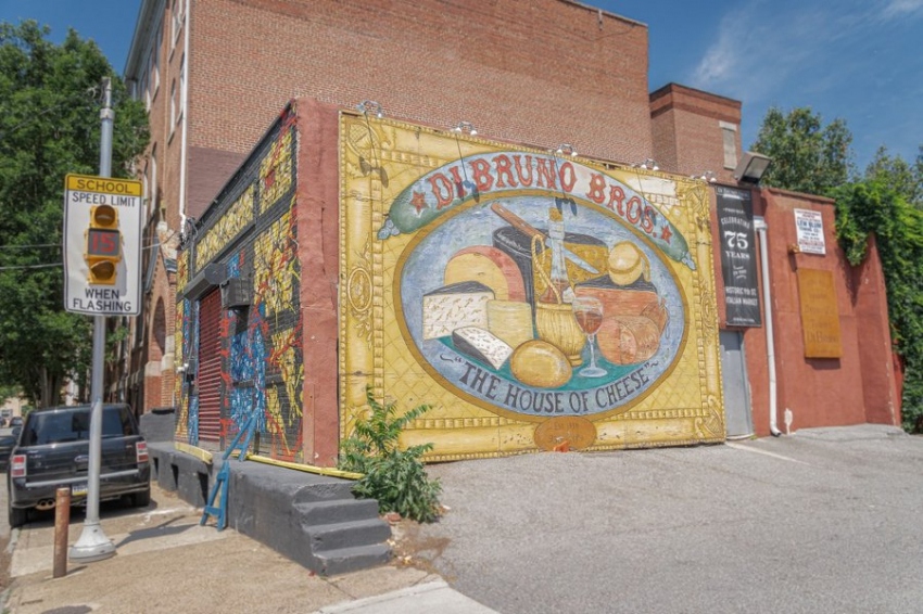 В США в магазинах массово заменяют продукты на карточки с картинками