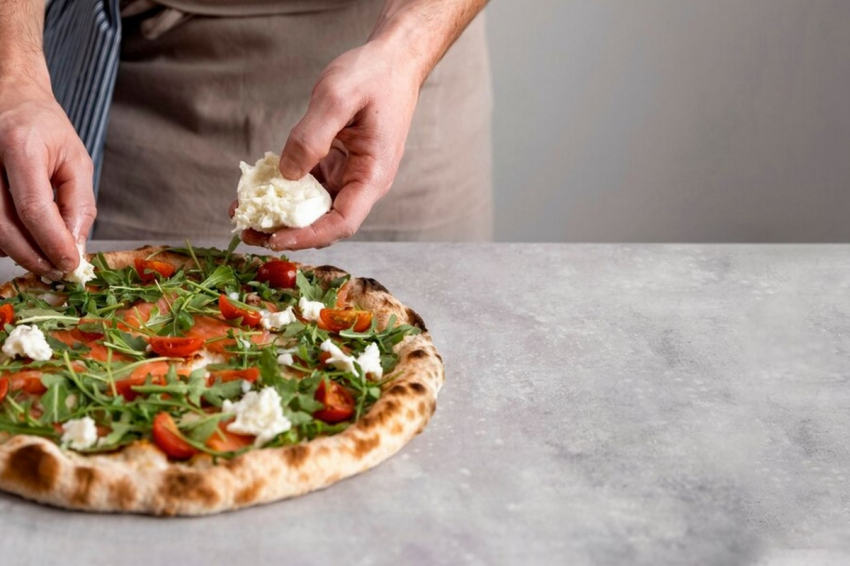 Без духовки и без муки — пицца на столе будет уже через 10 минут