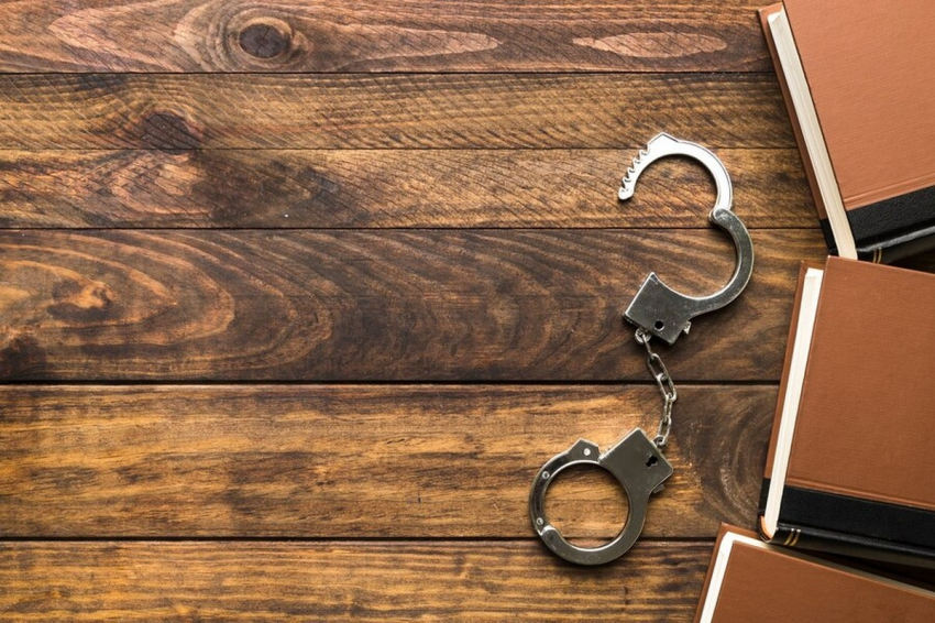 Выборы президента РФ в 2024: в Петербурге женщина кинула в избирательный участок коктейль Молотова