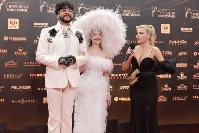 Киркоров на премии «Виктория» появился с соблазнительной молодой блондинкой