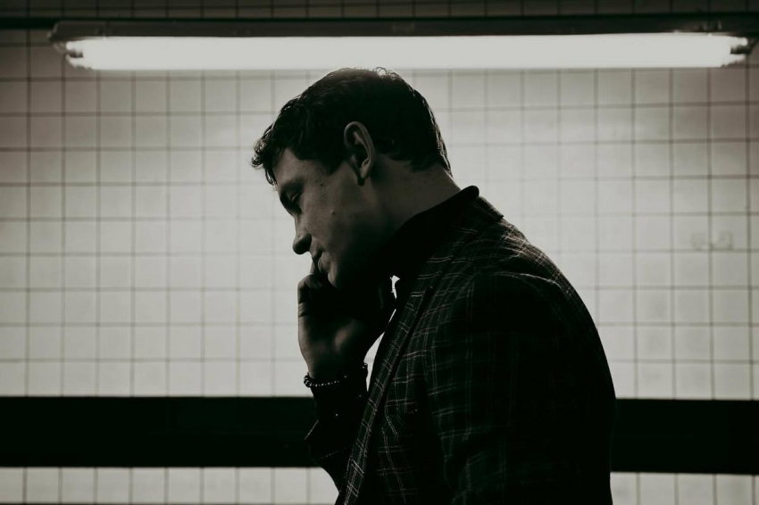 «Трогал везде и предлагал секс»: В Новосибирске Никита Кологривый укусил официантку за ногу — ему предложили поехать на СВО