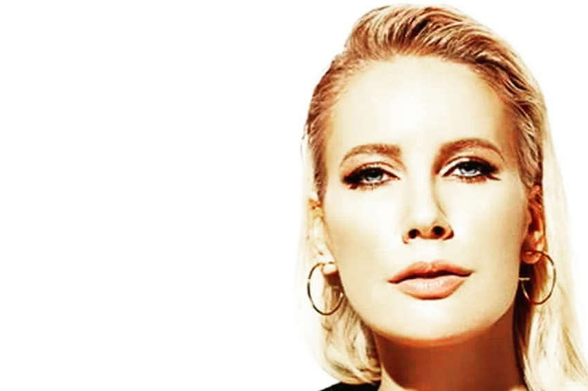 Телеведущая Елена Летучая показала грудь в платье с глубоким декольте