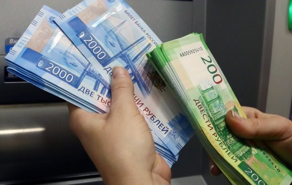 Средняя сумма снятия наличных в банкоматах в России выросла почти на 30%