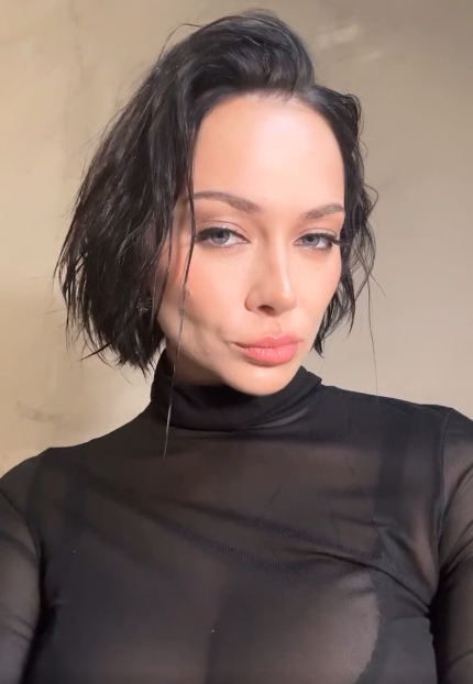 Актриса Настасья Самбурская выложила провокационное видео в прозрачном платье