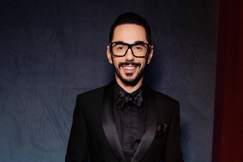 Появилось видео, как ведущий Тимур Родригез рухнул со сцены во время концерта