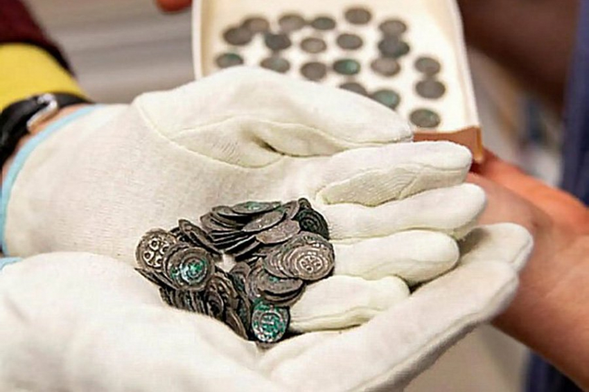 Клад монет, датируемых 1100-ми годами, найден на острове в Швеции