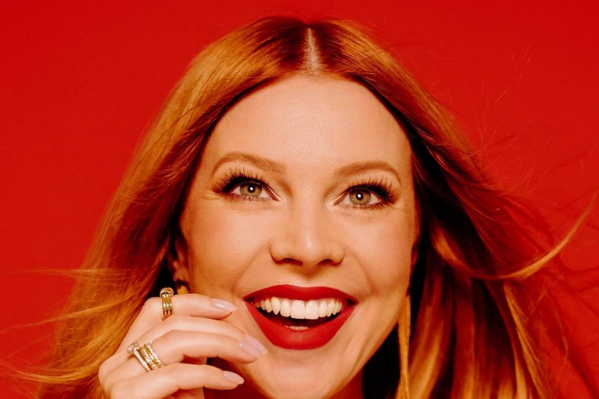 Певица Наталья Подольская вышла в свет в черном «голом» кружевном платье