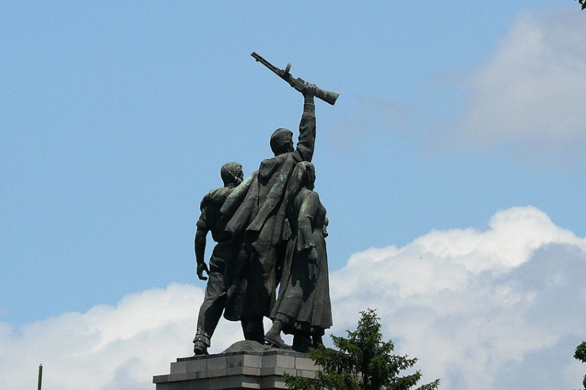 В Болгарии возобновили демонтаж памятника Советской армии