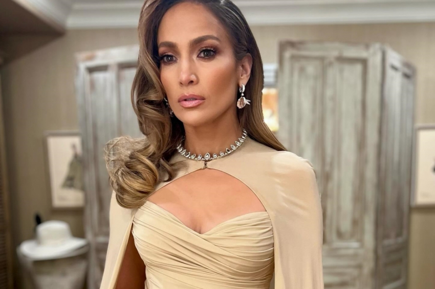 Дженнифер Лопес отправилась на прогулку с сумкой за 40 миллионов рублей