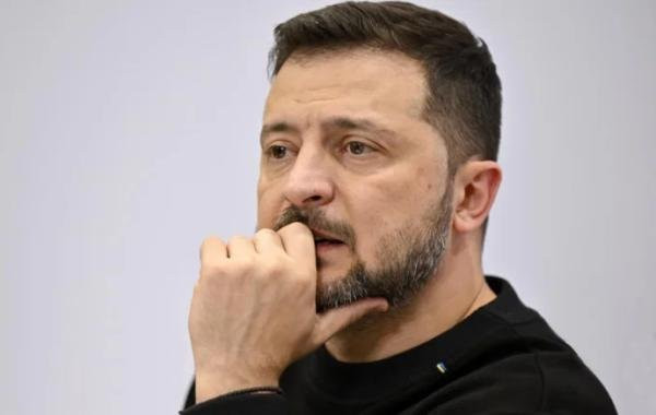 Зеленский отменил поездки за границу из-за тяжелой ситуации на фронте