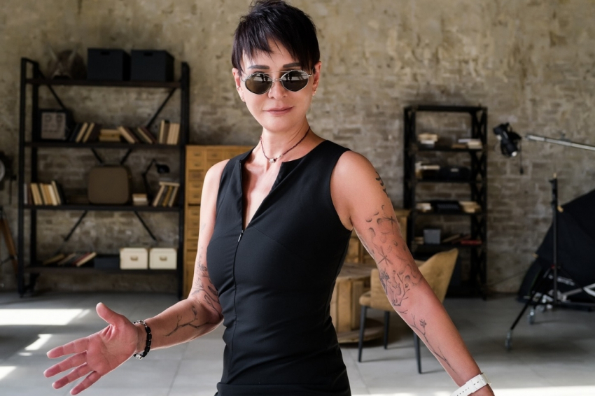 69-летняя Ирина Хакамада снялась топлес, оголив татуировки