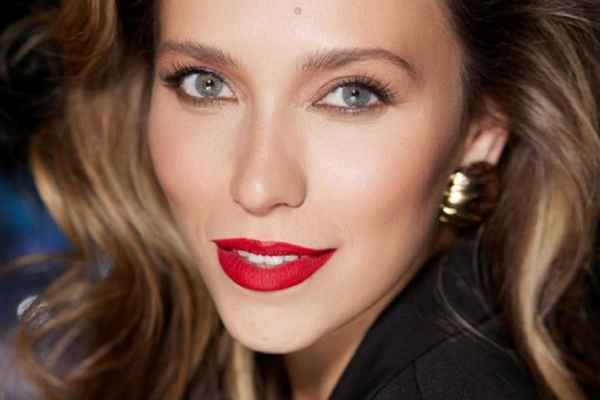 Телеведущая Регина Тодоренко снялась в трусах Calvin Klein, показав стройную фигуру