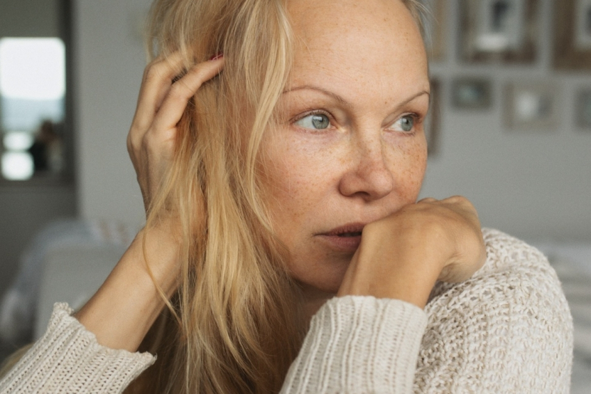 «DM»: 56-летняя актриса Памела Андерсон была снята в мини-юбке и без макияжа
