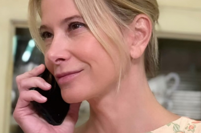 50-летняя вспотевшая Юлия Высоцкая снялась во время интенсивной кардиотренировки