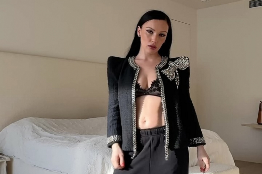 Ольга Серябкина снялась на камеру в прозрачном платье и бюстгальтере