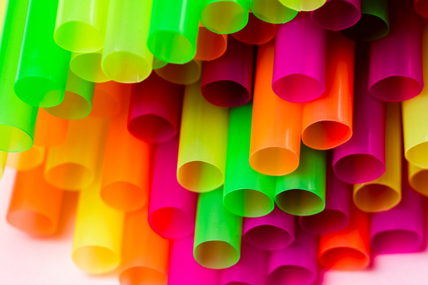 Учёные признали, что пластик ярких цветов является опасным и недолговечным