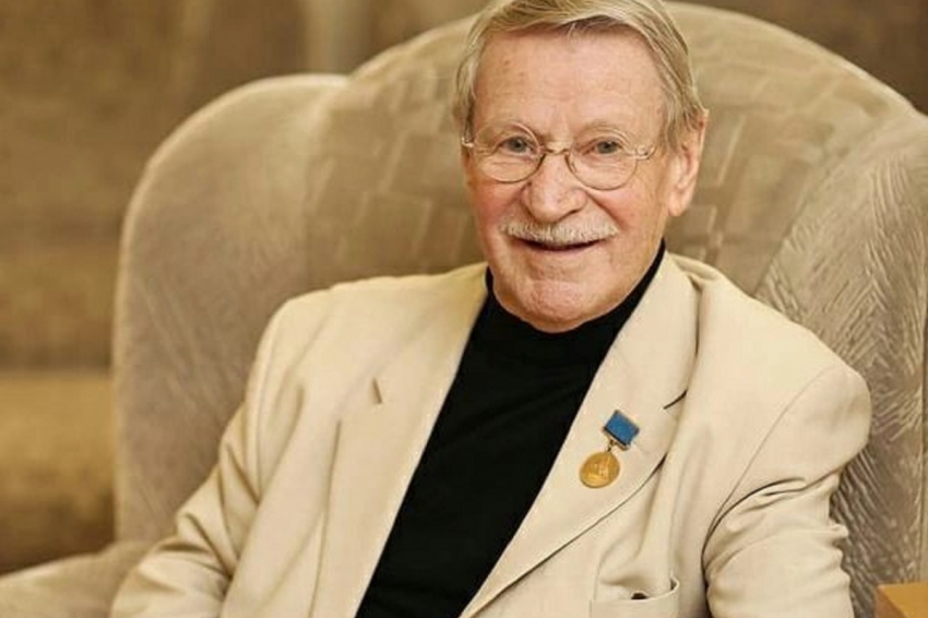 93-летний Иван Краско открыл турнир по футболу в Петербурге, но ему стало плохо