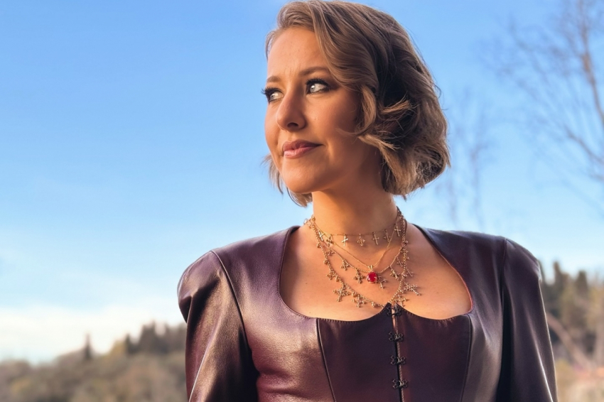 Журналистка и телеведущая Ксения Собчак снялась в прозрачном комбинезоне