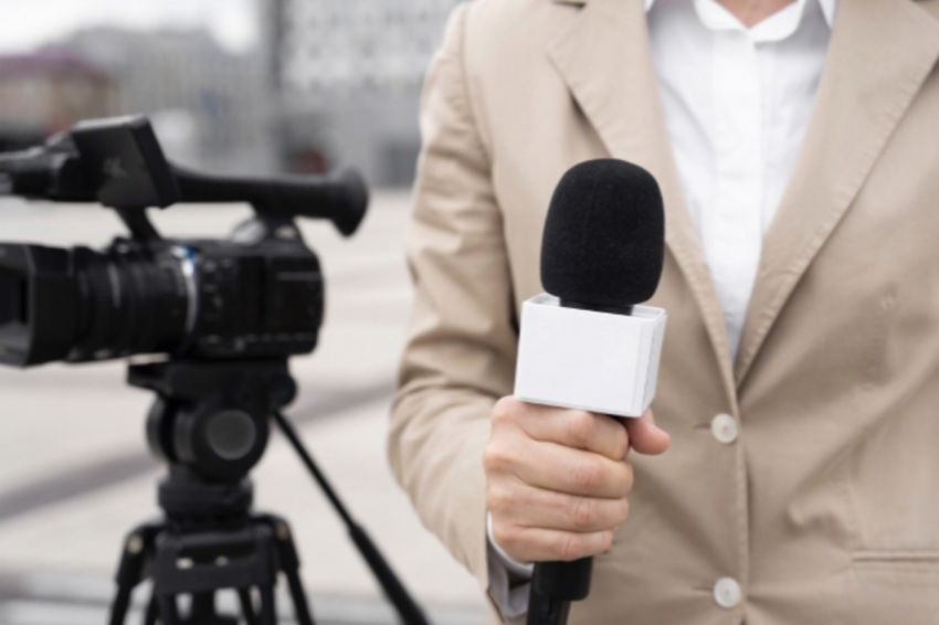 Скандал на российском ТВ: журналистка провела стриптиз в прямом эфире