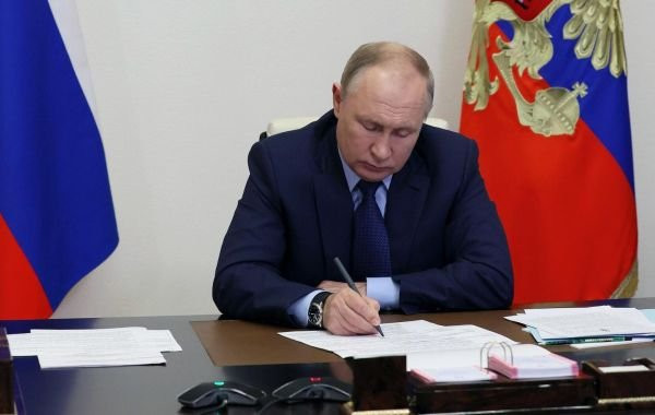 Путин подписал закон об индексации пенсий работающим пенсионерам с 2025 года