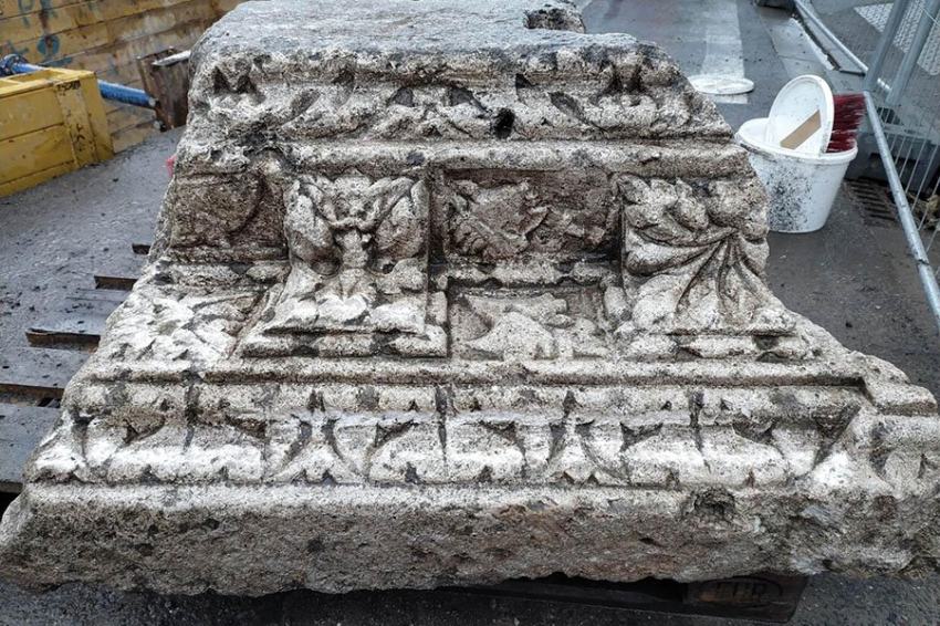 Во Франции найден известняковый блок с редкой декоративной резьбой