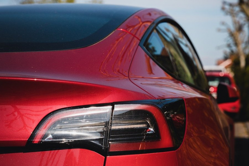 Tesla получил патенты на беспроводную зарядку для электромобилей