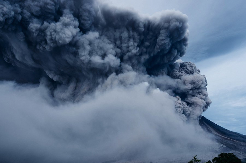 Извержение вулкана на Тонге вызвал взрыв, равный «пяти подземным ядерным бомбам»