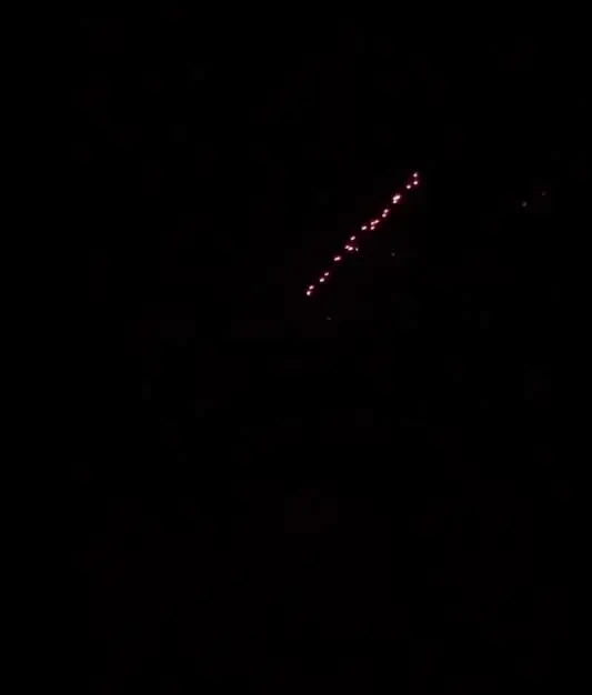 В небе над Киевом - «трассы» пулемётных очередей мобильных групп ПВО