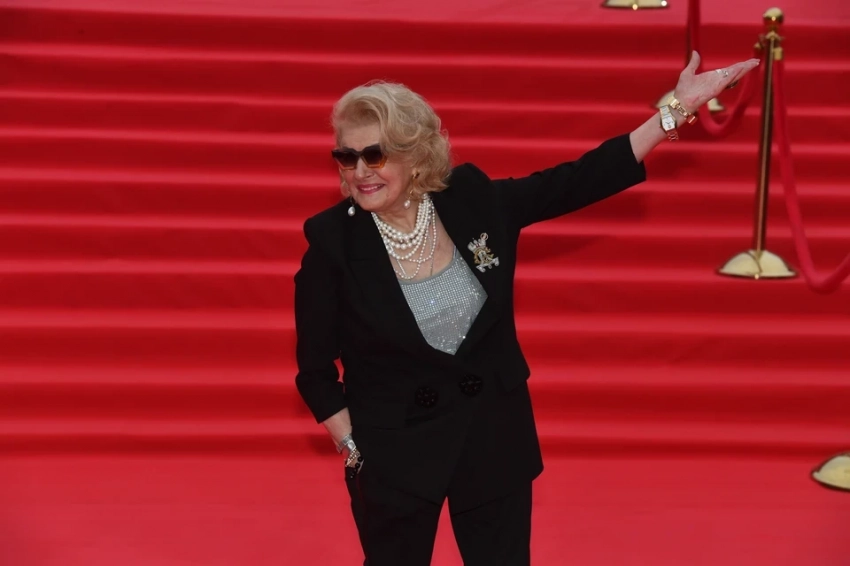 89-летняя Светлана Дружинина ослепила бриллиантами на груди: шею режиссера "Гардемаринов" украсили крупные жемчужины