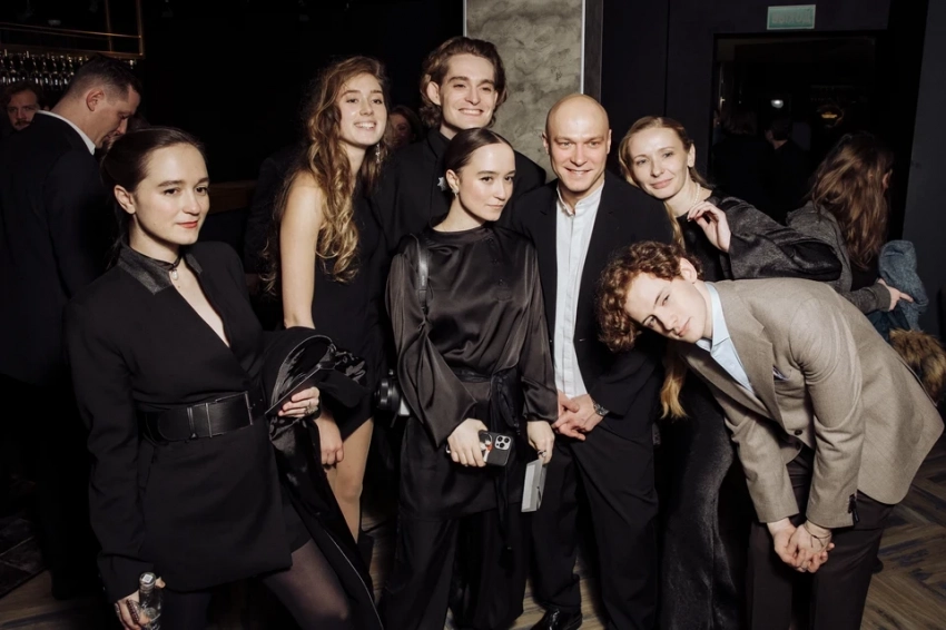 Юра Борисов в скромном костюме вместе с женой Анной и Светлана Ходченкова в эффектном образе: как прошла премьера фильма «Пророк. История Александра Пушкина» в Москве