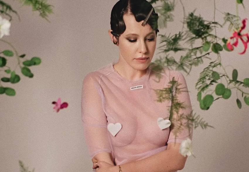 "Чем богаты, тем и рады". Ксения Собчак опубликовала фото с полуобнажённой грудью