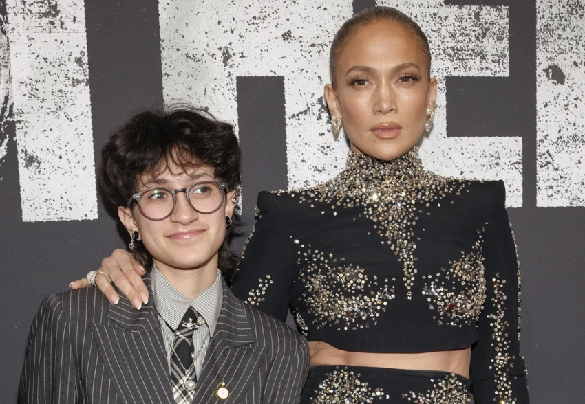 Дженнифер Лопес вышла в свет с дочерью Эммой