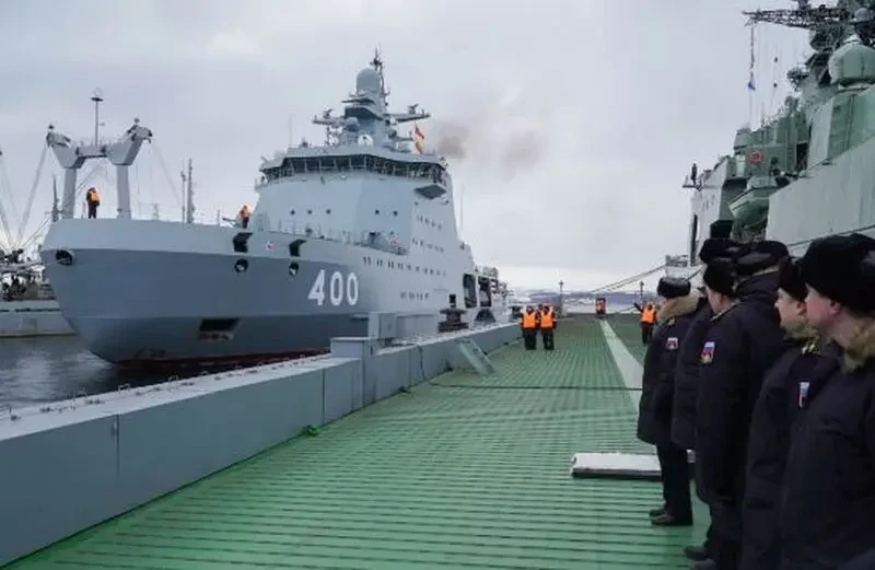 Построенный для ВМФ РФ боевой ледокол «Иван Папанин» совершил межфлотский переход для прохождения испытаний