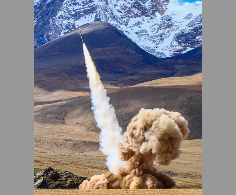 Армия Китая провела масштабные испытания с запуском 16 баллистических ракет по одной цели для тестирования новейшего радара