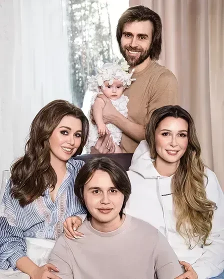 "В эре бежевой мамочки". Анна Заворотнюк показала свои фото через две недели после родов