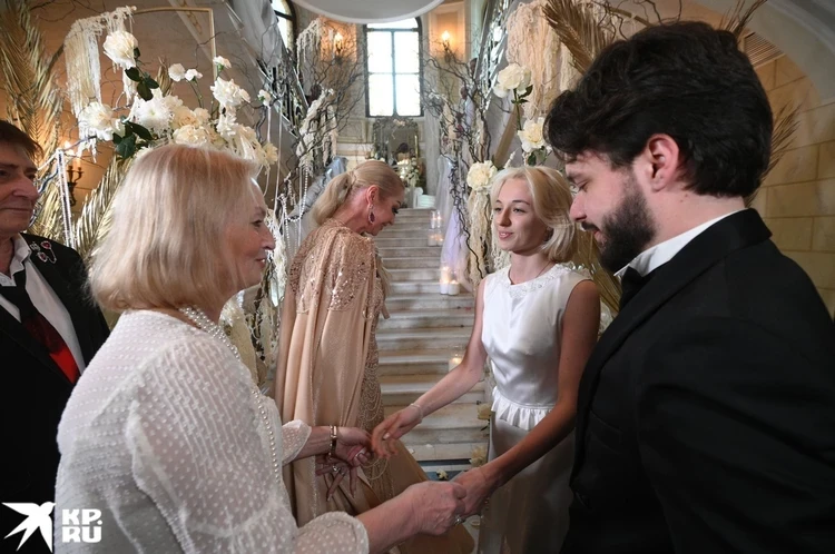 Подралась с женихом: Анастасия Волочкова в спешке сбежала со свадьбы дочери